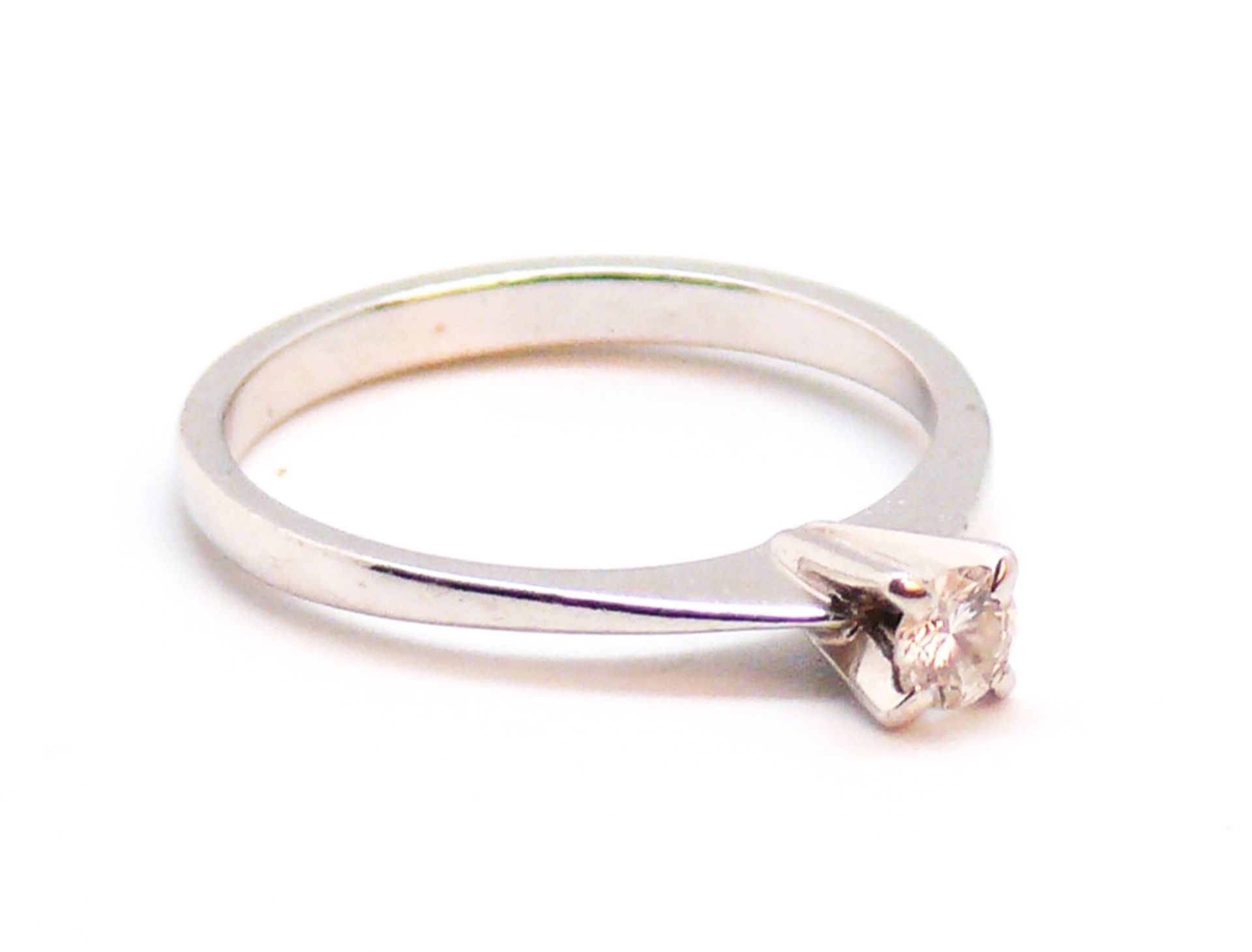 SOLITAIRE RING Montura en oro blanco de 18 kl. con un diamante talla brillante (0,10 ct. total