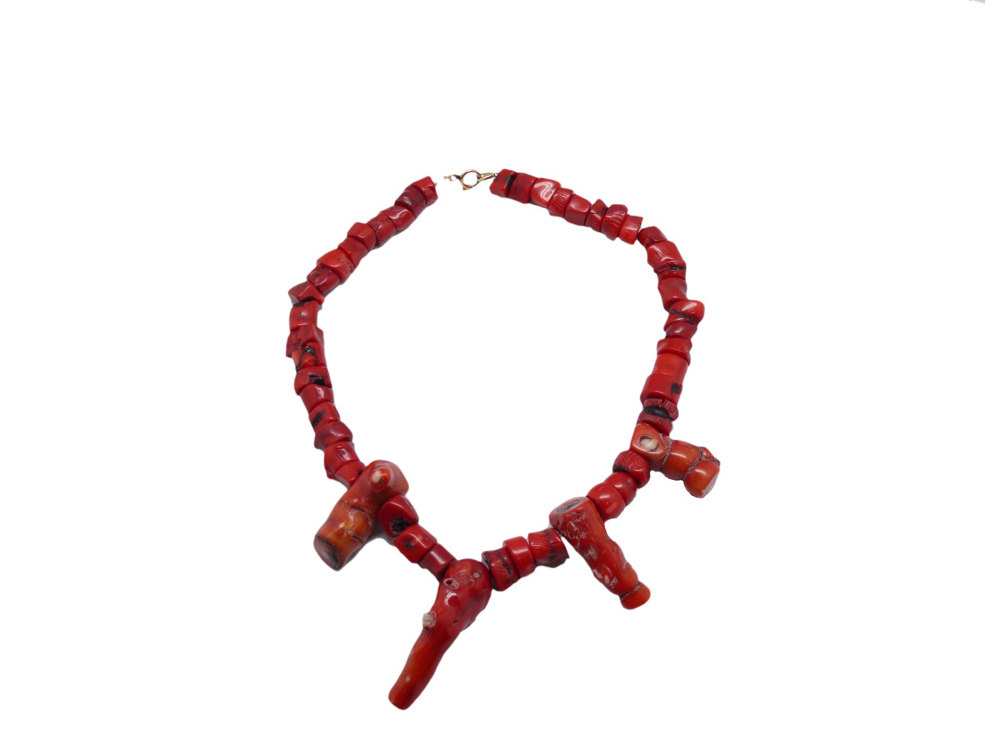 NECKLACE De coral con cierre dorado, 28 cm. long. 171,3 gr. Starting Price: €100