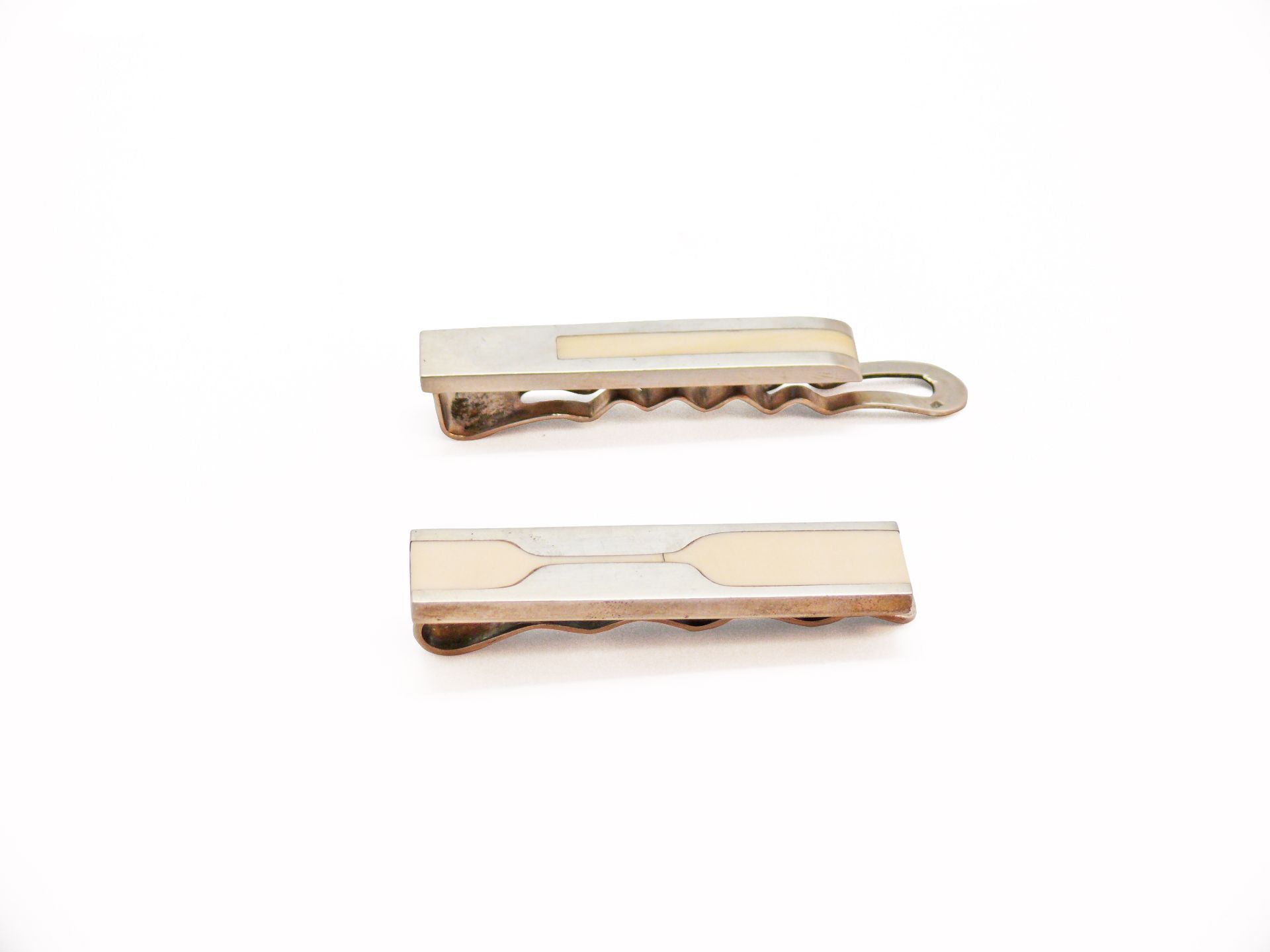 TWO TIE PINS CIRCA 1950 Montura en plata con hueso. Starting Price: €100