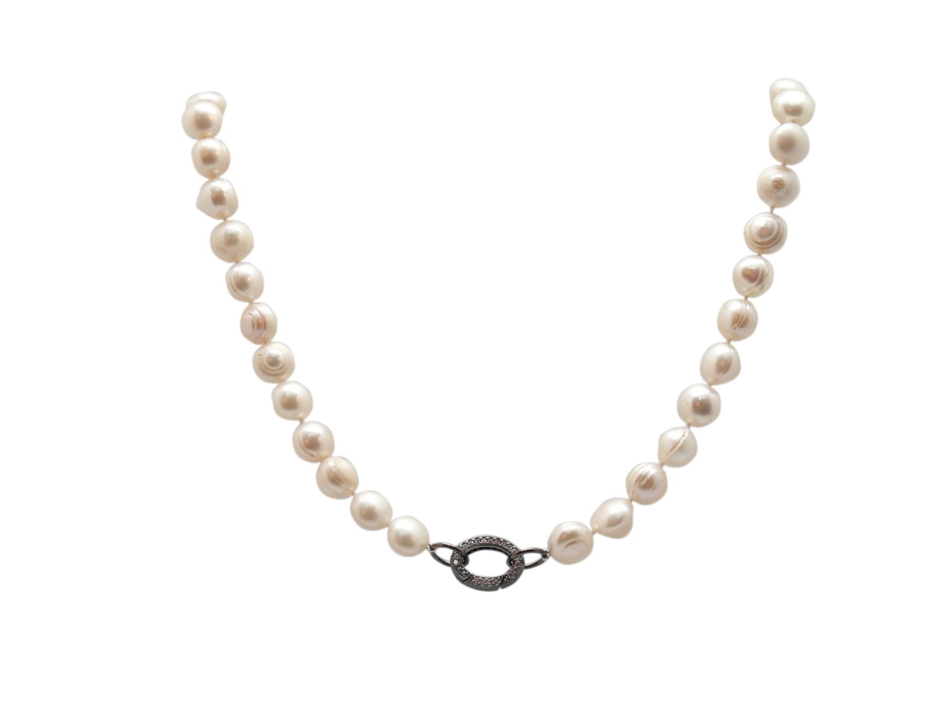 NECKLACE De perlas barrocas, cierre en plata pavonada, 88 cm. long. Starting Price: €200