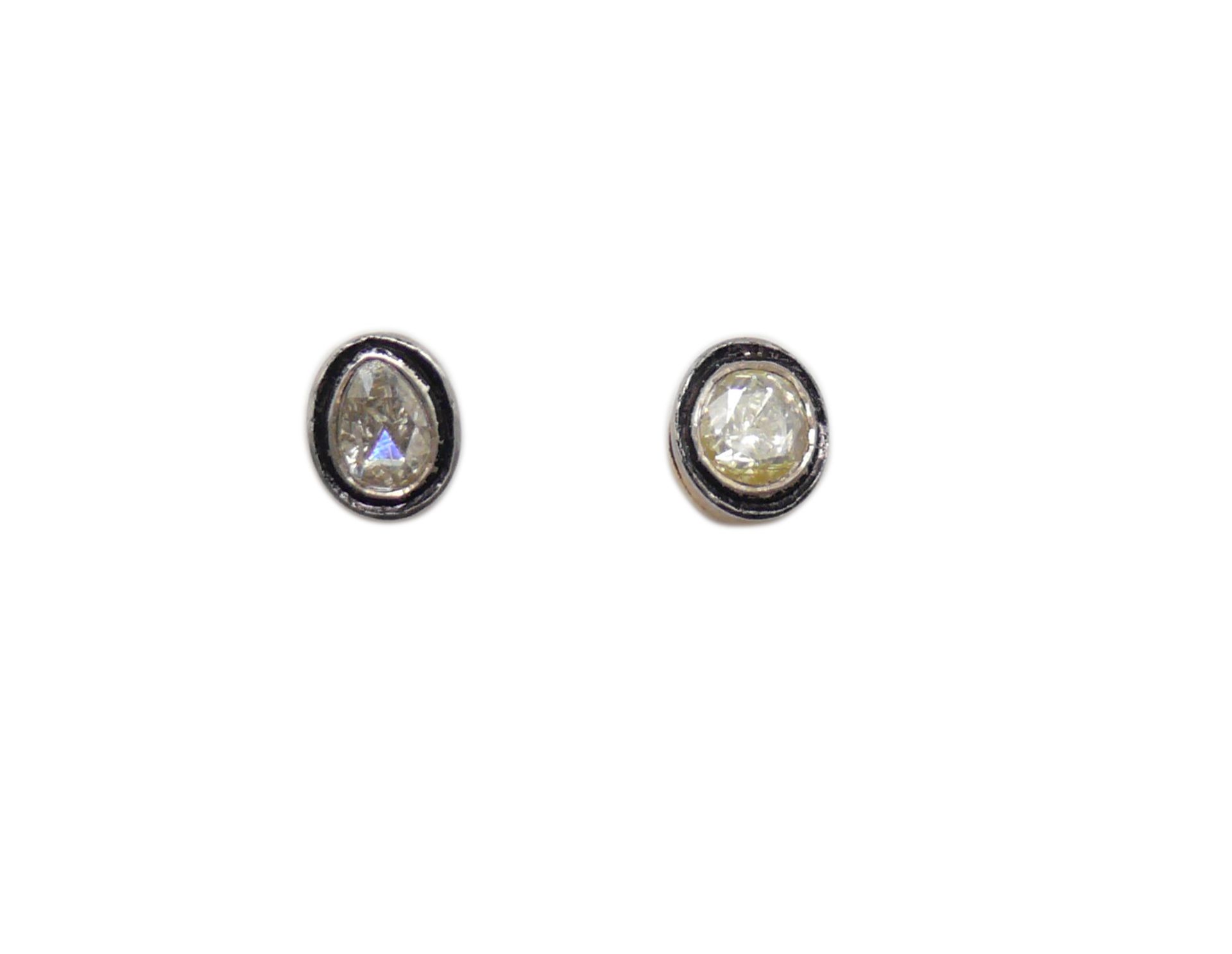 STUD EARRINGS Montura en plata dorada con diamantes. Starting Price: €200