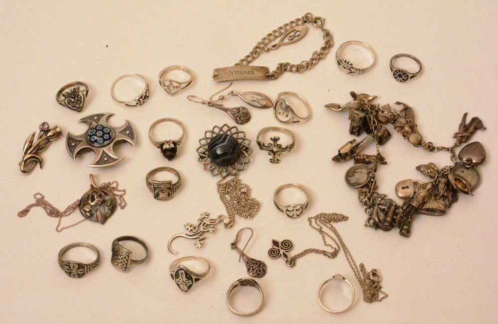 A quantity of silver jewellery, to inclu