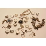 A quantity of silver jewellery, to inclu