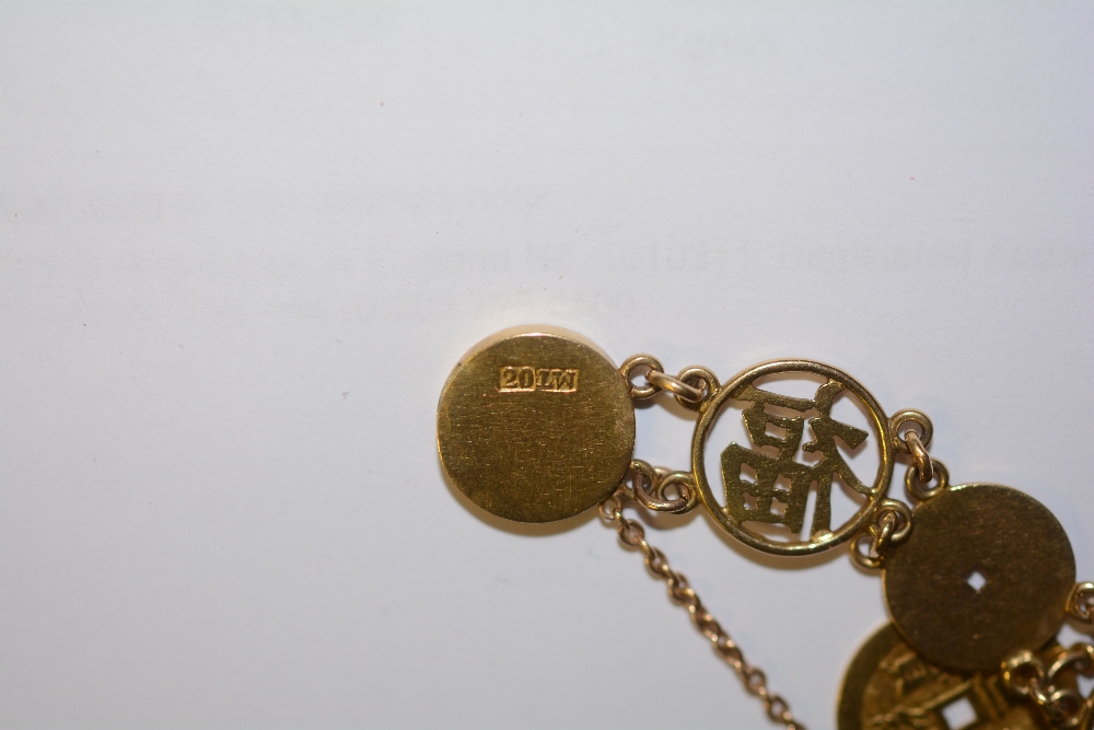 A 20ct gold Oriental disc link bracelet, depicting Chinese characters, 25.7g CONDITION REPORT: Lot - Image 3 of 3