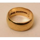 A 9ct gold gents wedding band, ring size