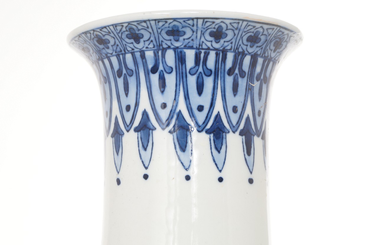 Chinese blue and white bottle vase Worldwide shipping available: shipping@sheppards.ie 35 cm. high - Image 3 of 6