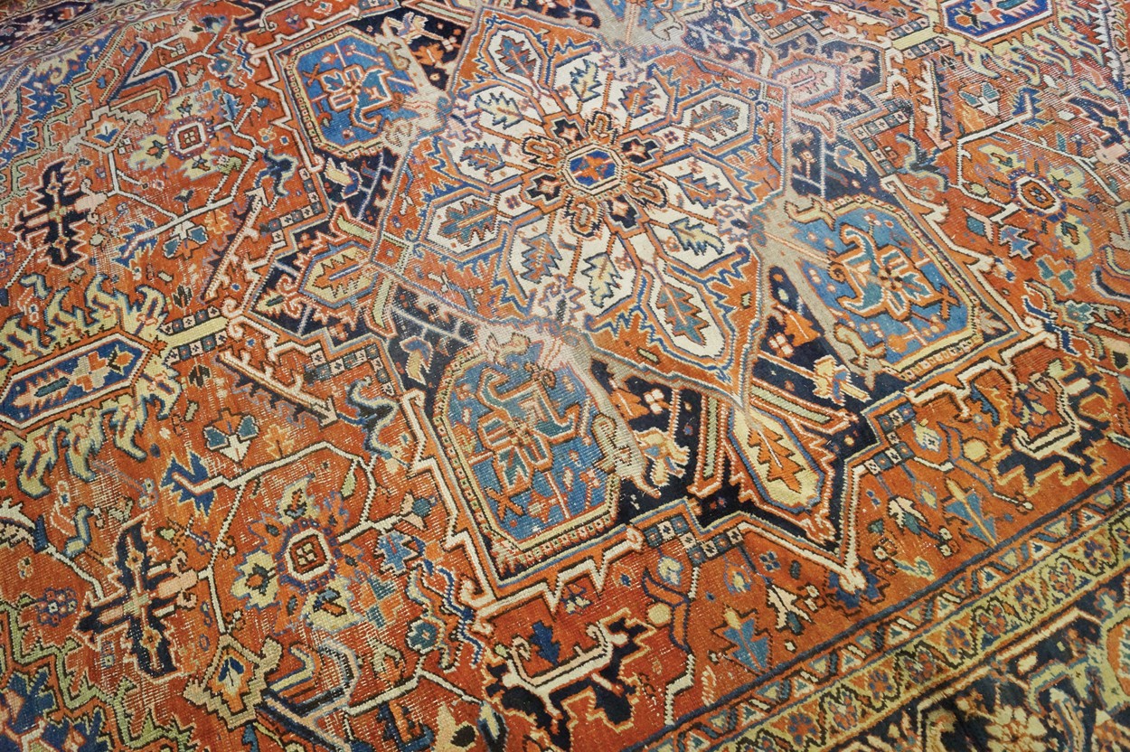 Persian carpet Worldwide shipping available: shipping@sheppards.ie 376 x 282 cm. - Image 4 of 7