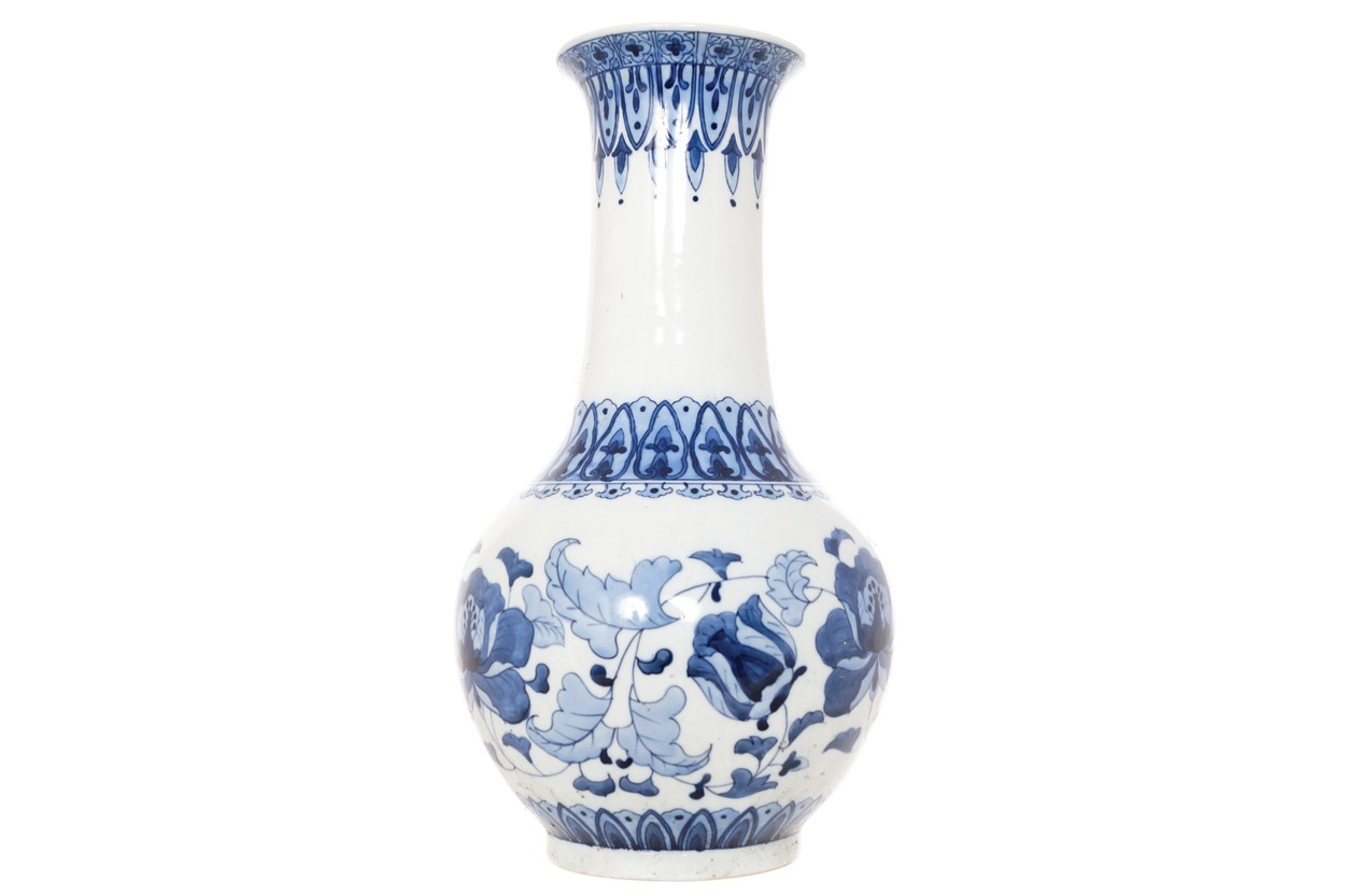 Chinese blue and white bottle vase Worldwide shipping available: shipping@sheppards.ie 35 cm. high - Image 2 of 6