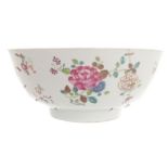 EIGHTEENTH-CENTURY FAMILLE ROSE BOWL Direct all shipping enquiries to shipping@sheppards.ie 10 cm.