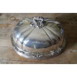 LARGE GEORGE III PERIOD SHEFFIELD PLATED MEAT COVER of oval rococo form, the embossed ribbed body