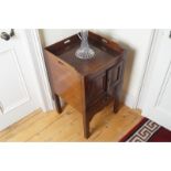 GEORGE III PERIOD MAHOGANY TRAY TOP COMMODE of two panel doors, over an integral drawer with
