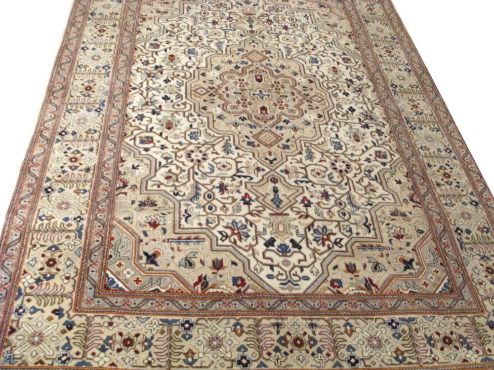 Kashan rug on ivory ground Worldwide shipping available: shipping@sheppards.ie 383 x 308 cm.