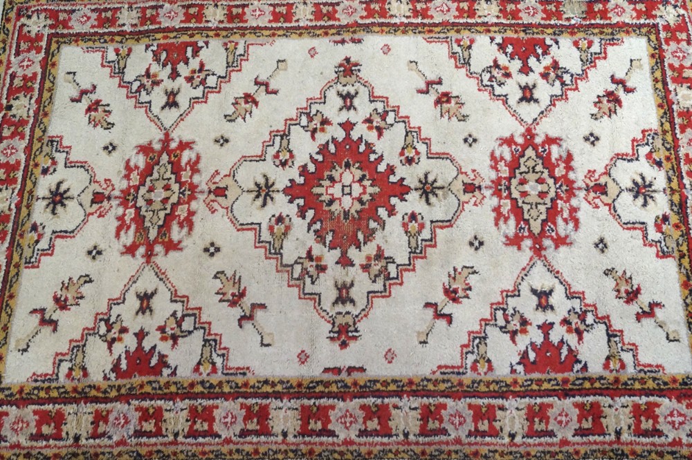 Persian carpet Worldwide shipping available: shipping@sheppards.ie 245 x 160 cm.