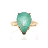 18 ct. gold and emerald ring Worldwide shipping available: shipping@sheppards.ie