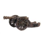 Modell-Kanone 20. Jh., gegliedertes Bronzerohr mit Dekor, patiniert, Holzlafette mit Eisenbeschlag