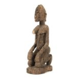 Figur Mali, Stammeskunst der Dogon, helles Holz geschnitzt, graubraun patiniert, aus Sockel