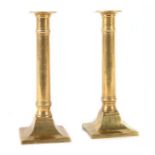 Reserve: 100 EUR        Paar Leuchter 19. Jh., Messing, klassische Säulenform, H: 22 cm.