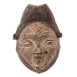 Reserve: 50 EUR        Maske Gabun, Stammeskunst der Punu, Holz geschnitzt, braune Krustenpatina,