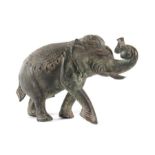 Reserve: 40 EUR        Elefant 20. Jh., wohl Indien, Bronze, grünliche Patina, geschmückt mit