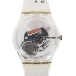 Swatch-Armbanduhr Genetic Code milchglasfarbenes Kunststoffarmband mit dem Aufdruck "SW.TCH