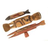 Reserve: 60 EUR        Figur und 2 Fische Australien, Kunst der Aborigines, Holz geschnitzt,
