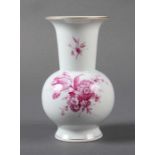 Reserve: 30 EUR        Vase mit Purpur-Camaieu-Malerei Ludwigsburg, nach 1948, Porzellan,