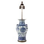 Lampe China, 20. Jh., Porzellan mit Messingmontur, balusterförmiger Vasenkorpus mit