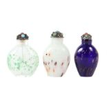 Reserve: 25 EUR        3 Snuffbottles China, verschiedenfarbiges Glas mit unterschiedlichen