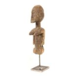 Figur Mali, Stammeskunst der Dogon, helles Holz geschnitzt, braun patiniert, stilisierte weibliche
