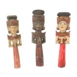 Reserve: 30 EUR        3 Tanzfiguren Bali/Java, Holz, farbig gefasst, drei geschnitzte Figuren von