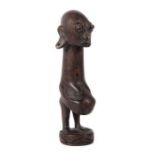 Figur Afrika, Holz geschnitzt, braun patiniert, auf Sockel stehende, stilisierte Figur einer