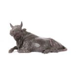 Reserve: 500 EUR        Kuh Japan oder China, 19./20. Jh., Bronze, Figur einer ruhenden Kuh, mit