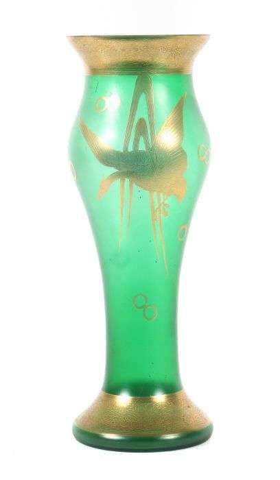 Reserve: 200 EUR        Vase Frankreich, um 1910, grün eingefärbtes Glas, formgeblasen, geätztes und