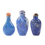 Reserve: 25 EUR        3 Snuffbottles China, Lapislazuli, unterschiedliche Formen, Deckel aus 3