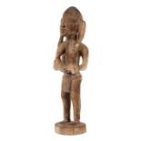 Mutterschaftsfigur Nigeria, Stamm der Yoruba, Holz geschnitzt, kaolingefasst, auf Sockel stehende,