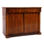 Reserve: 400 EUR        Biedermeier Halbschrank Franken, Anfang 19. Jh., Nussbaum auf Nadelholz,