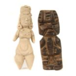 Reserve: 40 EUR        2 Figuren Südamerika, Ton/Holz geschnitzt, 1 weibliche Figur bekrönt von