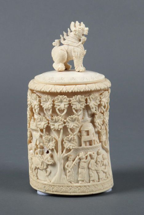 Reserve: 180 EUR        Pinselbecher China, 20. Jh., Elfenbein, reliefierte Mehrfigurenszene mit - Image 2 of 3