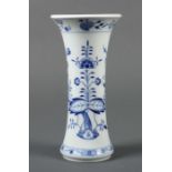 Reserve: 50 EUR        Vase "Zwiebelmuster" Meißen, nach 1934, Porzellan, kobaltblaue