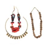 Reserve: 60 EUR        3 Ketten Tibet u.a., 1x mit polychromen Perlen reichlich ornamentiert, 1x auf