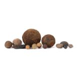 Konvolut Ausgrabungen verschiedene Materialien, u.a. Perlen, Armbrustbolzen, Kugeln und