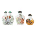 Reserve: 25 EUR        3 Snuffbottles China, Porzellan und Glas, je polychrom bemalt mit Figuren-,