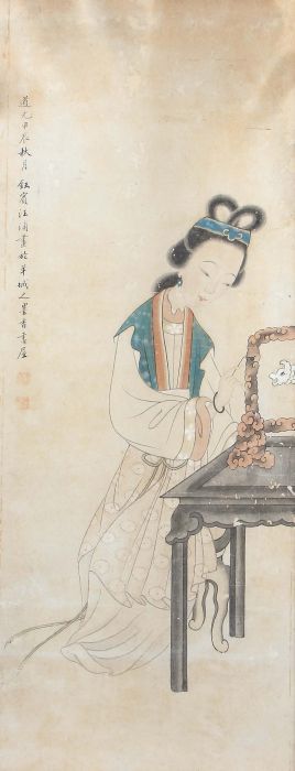 Reserve: 200 EUR        Chinesischer Künstler des 19. Jh. "Bildnis einer jungen Dame" an einem Tisch