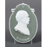 Portraitplakette "Bismarck" Anfang 20. Jh., grüne Jasperware, reliefiertes Profilportrait des Otto