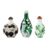 Reserve: 25 EUR        3 Snuffbottles China, Pekingglas bzw. grünes Glas, bauchige Fläschchen mit