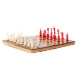 Miniatur Schachspiel 19. Jh., Extrem fein geschnitztes Elfenbeinschachspiel, rote und weiße