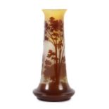 Reserve: 300 EUR        Vase mit Seenlandschaft Emile Gallé, Nancy um 1900, farbloses Glas mit