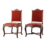 Reserve: 400 EUR        Paar Stühle Bayern, um 1730, Eiche, reliefierend in Form von Blättern