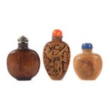 Reserve: 25 EUR        3 Snuffbottles China, verschiedenes Holz u.a. Bambus, 1x mit fein