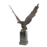 Reserve: 150 EUR        Bildhauer des 19./20. Jh. "Adler, sich zum Flug aufschwingend",